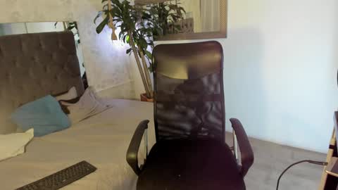 Snapshot of pixy_20 chatting on December 21, 3:47 am cris online show from December 21, 3:47 am
