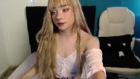 Snapshot of poison__luna chatting on January 15, 5:15 pm Luna online show from January 15, 5:15 pm