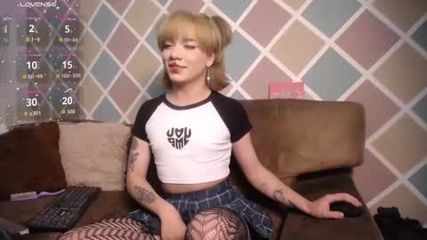 Snapshot of poison__luna chatting on October 6, 7:14 pm Luna online show from October 6, 7:14 pm