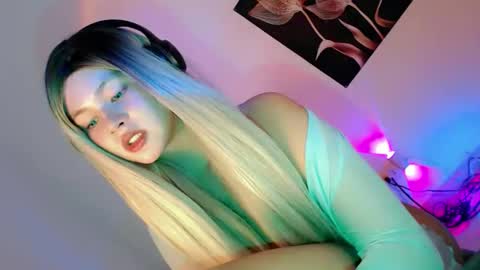 Snapshot of pretty_little_baby28 chatting on October 5, 6:14 am Flor online show from October 5, 6:14 am