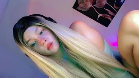 Snapshot of pretty_little_baby28 chatting on October 6, 6:24 am Flor online show from October 6, 6:24 am