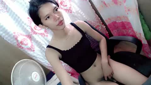 Snapshot of qn_jeshelle chatting on October 2, 5:52 am SimplePetite Astrid28 online show from October 2, 5:52 am