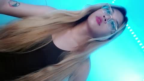 Snapshot of queena10 chatting on October 6, 2:33 am CALL ME YOUR QUEEN AIVY1 online show from October 6, 2:33 am