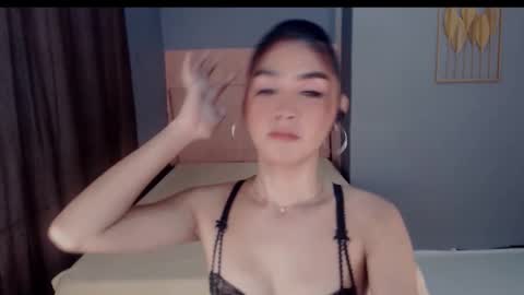 queenemeraldts online show from November 18, 2:22 am