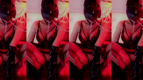 Snapshot of queenfox4u chatting on February 19, 8:33 am LadyAlpa online show from February 19, 8:33 am