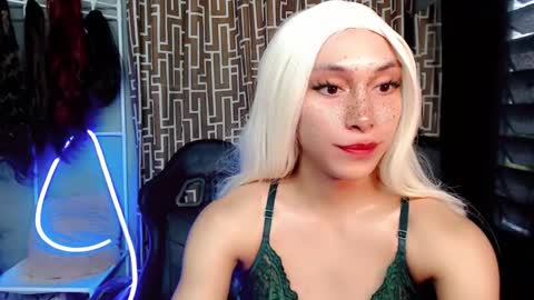 just call me QUEEN and ill be there online show from November 6, 8:03 am