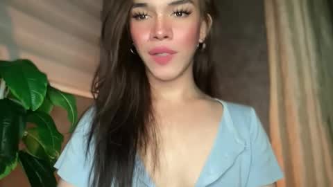 Snapshot of queenn_xxx chatting on October 4, 1:17 am QUEEN online show from October 4, 1:17 am