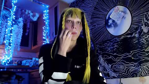 Snapshot of raziel_haze chatting on January 19, 11:56 am Yrriel Strife Candy-Demon Caveboy mr. Cringe online show from January 19, 11:56 am
