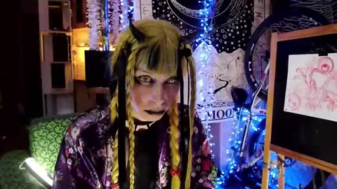 Snapshot of raziel_haze chatting on January 21, 12:57 am Yrriel Strife Candy-Demon Caveboy mr. Cringe online show from January 21, 12:57 am