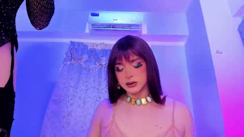 Snapshot of reginarose chatting on February 19, 2:33 am reginarose online show from February 19, 2:33 am