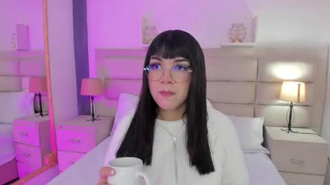 Snapshot of rosecassie chatting on February 18, 1:00 pm Rose online show from February 18, 1:00 pm