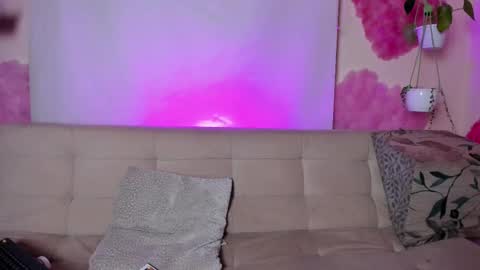 Snapshot of roselinedior chatting on February 17, 5:53 pm Lyla OF roselinedior online show from February 17, 5:53 pm