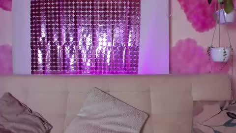 Snapshot of roselinedior chatting on February 18, 5:11 pm Lyla OF roselinedior online show from February 18, 5:11 pm