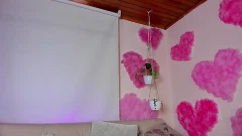 Snapshot of roselinedior chatting on February 19, 5:06 pm Lyla OF roselinedior online show from February 19, 5:06 pm