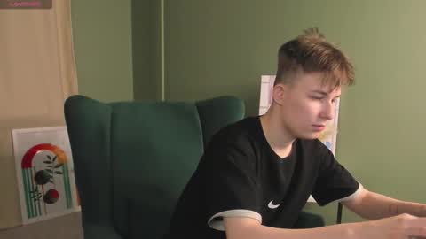 Mia online show from November 22, 11:34 am