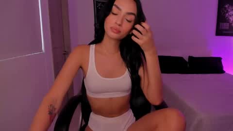 Snapshot of roxyy_x chatting on December 11, 9:45 pm val online show from December 11, 9:45 pm