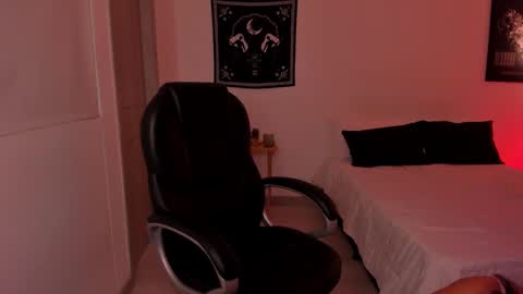 Snapshot of roxyy_x chatting on December 22, 1:34 am val online show from December 22, 1:34 am