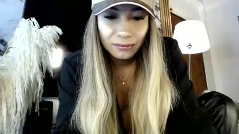 Snapshot of saragoddesshot chatting on September 26, 9:12 pm CALL ME LOVE SARITA online show from September 26, 9:12 pm