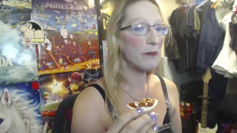 Snapshot of savanah_banana chatting on October 6, 4:12 am Savanah online show from October 6, 4:12 am