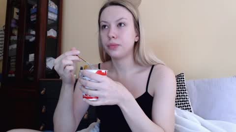 Snapshot of scarlettford chatting on December 3, 8:44 am Scarlett online show from December 3, 8:44 am