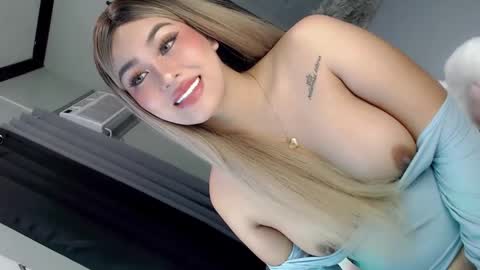 Snapshot of secret_lover22 chatting on February 24, 11:52 pm Chloe online show from February 24, 11:52 pm