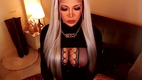 Snapshot of sensational_diva chatting on December 12, 12:16 am unstappable queen kate online show from December 12, 12:16 am