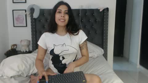 sararoussee online show from December 10, 12:38 pm