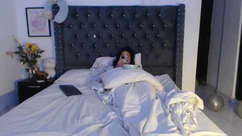 sararoussee online show from January 6, 4:36 am