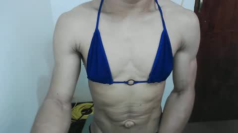 Snapshot of sexystrongcum chatting on December 9, 3:29 am sexystrongcum online show from December 9, 3:29 am