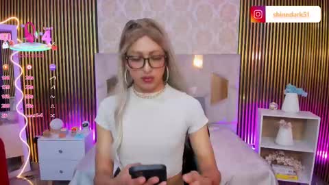 Snapshot of shinedark_tay chatting on September 15, 3:55 am SHINE online show from September 15, 3:55 am