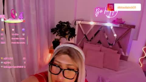 Snapshot of shinedark_tay chatting on October 5, 4:02 am SHINE online show from October 5, 4:02 am