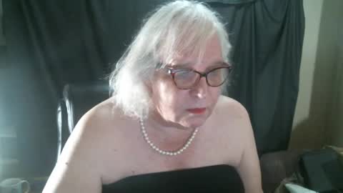 Snapshot of sissydianetx chatting on December 16, 12:37 am Sissy Diane online show from December 16, 12:37 am