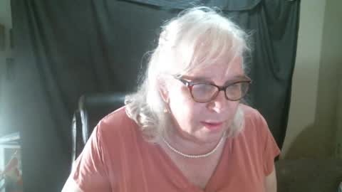 Snapshot of sissydianetx chatting on September 19, 11:43 pm Sissy Diane online show from September 19, 11:43 pm