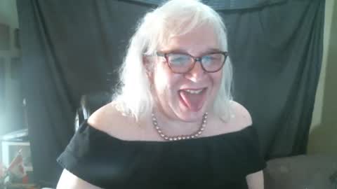 Snapshot of sissydianetx chatting on October 5, 1:11 pm Sissy Diane online show from October 5, 1:11 pm