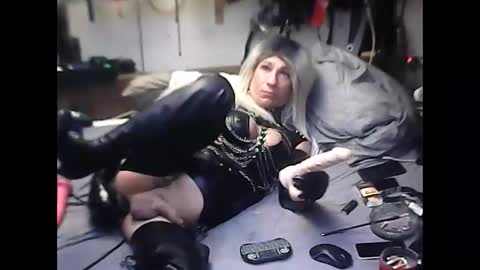 Snapshot of smokeslut365 chatting on December 20, 9:28 pm smokeslut365 online show from December 20, 9:28 pm