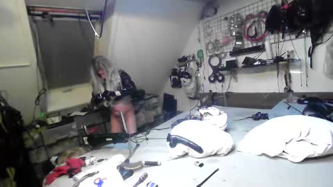 Snapshot of smokeslut365 chatting on March 4, 5:32 am smokeslut365 online show from March 4, 5:32 am