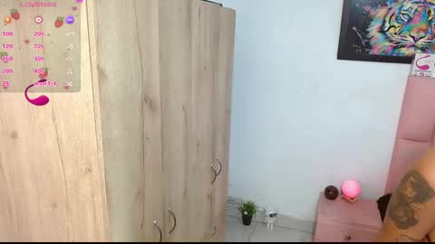 Snapshot of sofia_gold_ chatting on February 15, 8:12 pm sofia online show from February 15, 8:12 pm