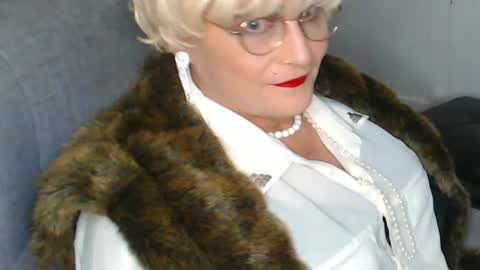 Snapshot of sonjairene chatting on December 25, 2:35 am sonjairene online show from December 25, 2:35 am