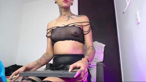Snapshot of srta_fox chatting on September 19, 12:33 pm Srta. Fox online show from September 19, 12:33 pm