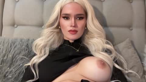 Mia online show from December 3, 1:14 am