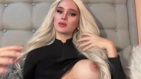 Mia online show from December 10, 7:43 am