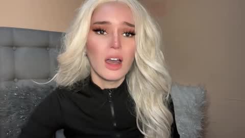 Mia online show from December 12, 5:31 am