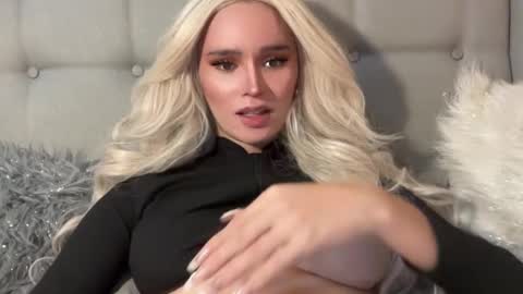 Mia online show from January 3, 2:43 am