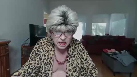 Snapshot of susanandlisa chatting on March 6, 1:53 pm sexualsusan online show from March 6, 1:53 pm