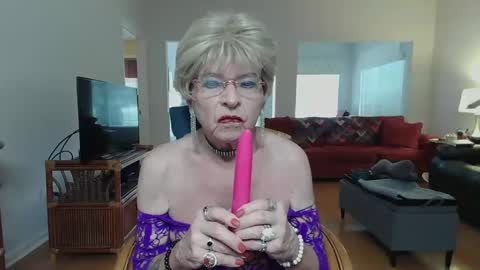 Snapshot of susanandlisa chatting on September 24, 5:41 pm sexualsusan online show from September 24, 5:41 pm