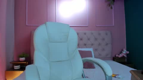 Snapshot of sweet_starxx chatting on February 23, 4:46 pm Yeileen online show from February 23, 4:46 pm
