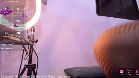 Snapshot of sweet_tiiina chatting on December 15, 2:08 am online show from December 15, 2:08 am