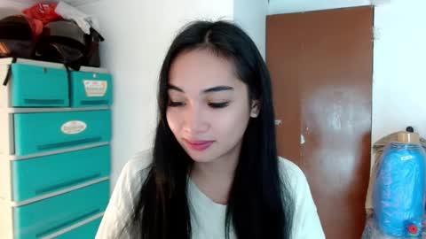 Snapshot of sweetlilly_18 chatting on December 23, 6:48 pm Lilly online show from December 23, 6:48 pm
