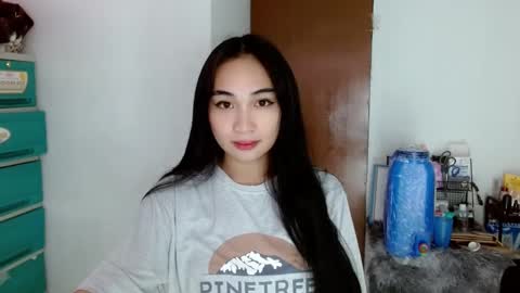 Snapshot of sweetlilly_18 chatting on January 21, 12:24 pm Lilly online show from January 21, 12:24 pm