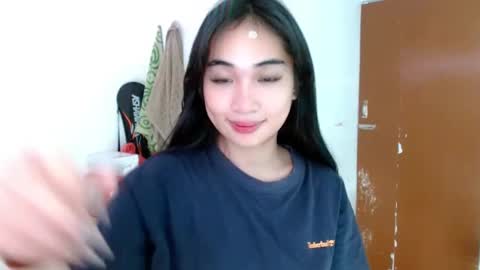 Snapshot of sweetlilly_18 chatting on February 18, 5:09 am Lilly online show from February 18, 5:09 am